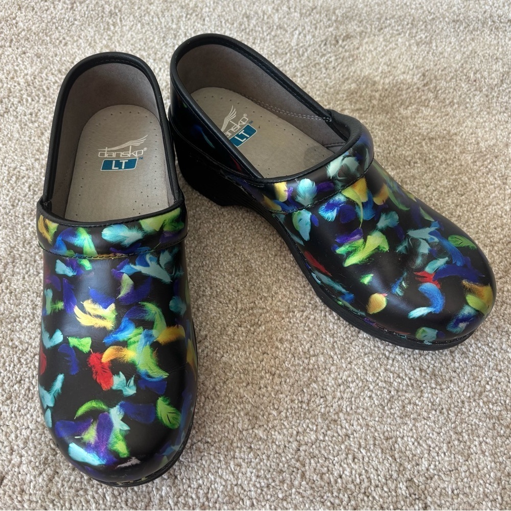 Dansko LT Pro Clogs Plume Patent Leather Feather Pattern Nurse Comfort Platform